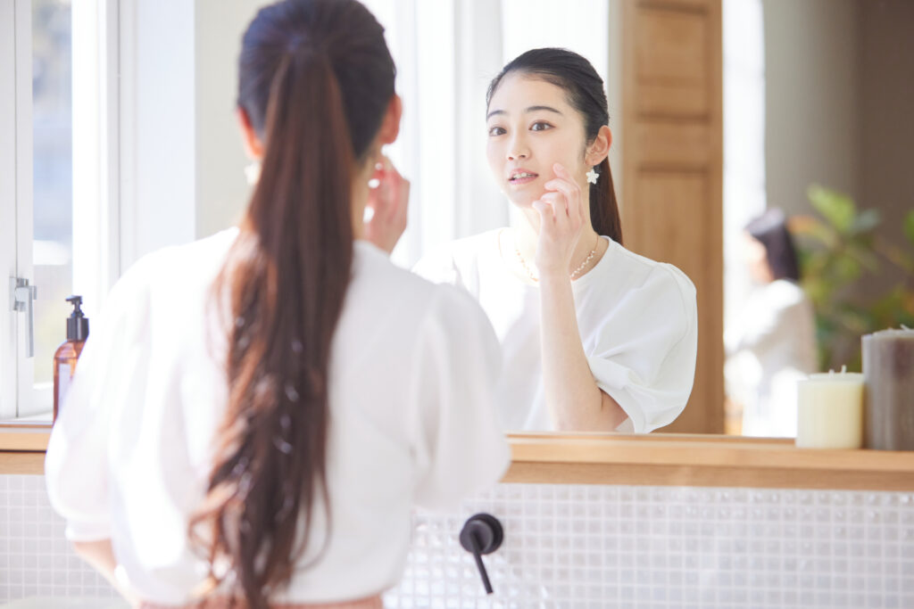鏡を見る女性